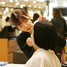 カリキュラム　接客実践(博多阪急)　大村美容ファッション専門学校